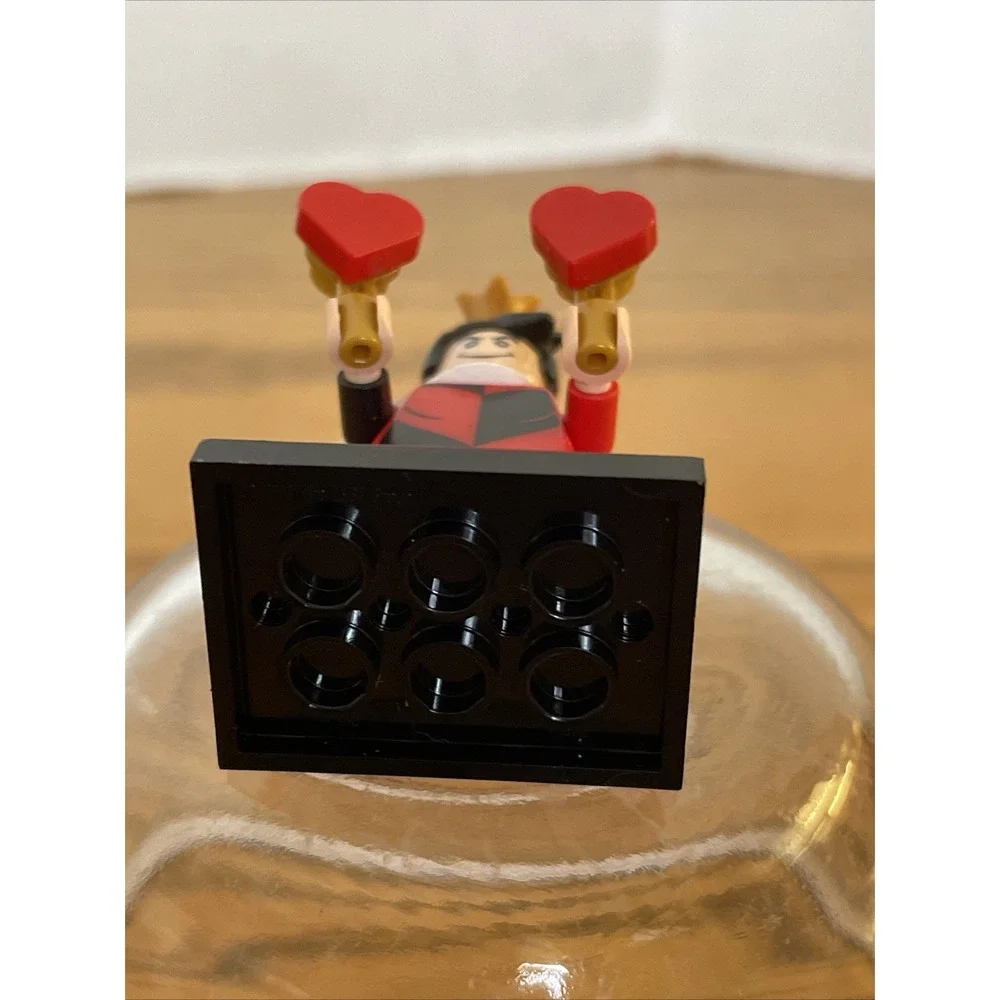 Queen of Hearts  Minifigure Lego Disney 100 (Complete Set, with‎ stand and acc